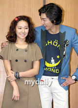 组图：人气节目《音乐银行》换主持 金敏智贤宇担纲