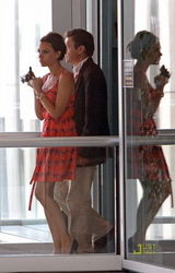 幻灯图集：辣妹维多利亚性感印花粉裙返回伦敦