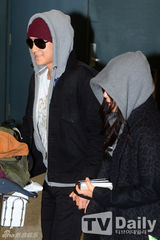 组图：文根英金汎(金范)公开恋情后首亮相牵手回国