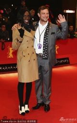 组图：群星亮相闭幕红毯秀 着装低调显黯淡