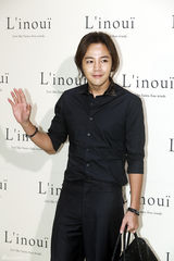 独家高清：张根硕撑品牌活动 少女时代允儿清纯