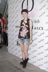 组图：钟舒漫否认与张致恒复合 Angelababy贴身裙装