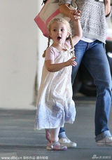 组图:艾米-亚当斯接女下课 小萝莉麻花辫似公主