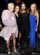 组图：麦莉格莱美派对清新风 收敛性感变俏皮