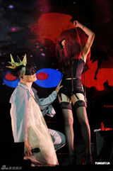 组图：陈奕迅伦敦举行个唱 现场唱情歌送太太