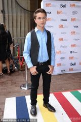 组图：布洛林撑《劳工》首映 温斯莱特深V秀沟