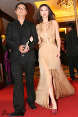 组图：陈依淳晚会获封爱心天使 性感着装艳惊全场