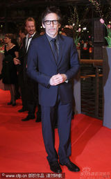 幻灯：本-斯蒂勒《格林伯格》首映 红裙女主角亮丽