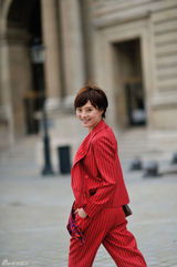 组图：孙俪巴黎街拍 红色套装秀简约时尚