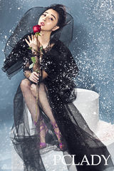 组图：殷桃封面大片优雅演绎飘雪女人