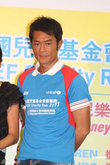 组图：杨千嬅不介意与旧爱拍亲热戏 称老公会支持