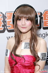 组图：台湾爆乳女模现身香港 街头大秀事业线