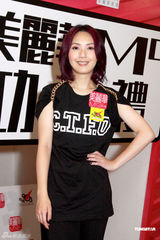 组图：杨千嬅黑衣亮相酷劲十足 谈婚礼难掩幸福之情