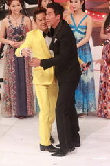 组图：蔡一杰被捕后首度登台 台上光鲜台下低调沉默