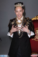 组图：潘玮柏身披5000万珠宝 为新专辑拍宣传照