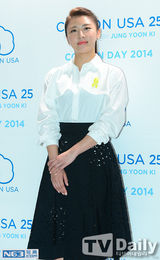 组图：韩星河智苑出席活动 穿黑白配简单干练