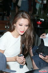 组图：谢婷婷参加酒会 林德信自称打扮像德普