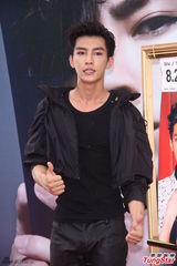 组图：炎亚纶冒高温签售 掀衣露腹肌帮歌迷消暑