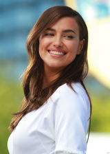 组图:C罗女友伊莲娜白裙录节目 裙摆飞舞险走光