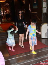 组图：刘銮雄抱子享天伦 狄波拉叹谢霆锋无暇陪伴