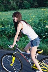 组图：“单车少女”逢泽莉娜笑容甜美不落凡尘