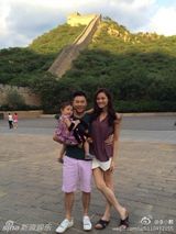 组图：李小鹏一家游长城 奥莉乖巧惹人爱