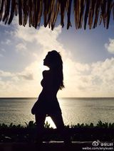 组图：安以轩清凉装展玲珑曲线 阳光下面庞精致