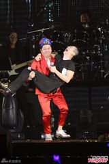 组图：多变哈林(庾澄庆)唱金曲 登小巨蛋万人同欢