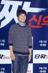 独家：崔丹尼尔宣传新片戴眼镜似哈利波特