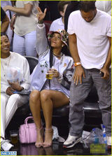 组图：蕾哈娜戴花帽球场秀美腿 满脸兴奋花痴样