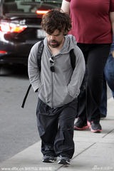 小恶魔彼特丁拉基现身机场 锁眉头心事重重(图)