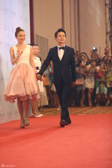 组图：何炅叶璇许茹芸等群星出席时尚盛典