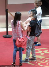 组图：李小鹏一家现身机场 奥莉趴爸妈肩头酣睡