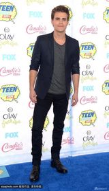 组图：青少年选择奖卡戴珊姐妹争艳 赛琳娜性感