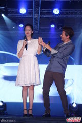 组图：陈晓东首度与老婆公开合唱 牵手恩爱