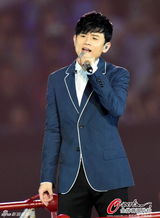 组图：金秀贤张杰合唱青奥主题曲 西装亮相彩排