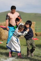 组图：《爸爸2》萌娃玩摔跤 互相过招不手软