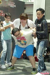 组图：众星出席《忠奸人》慰劳宴 玩游戏好欢乐