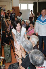 组图：佘诗曼担任大使进社区与老人提前过中秋