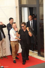 组图：《破碎之角》赴威尼斯 帕西诺邋遢老型男