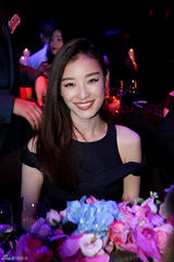 组图：倪妮黑裙出席时尚盛典 摩登优雅气场十足