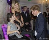 组图：哈里王子双膝着地拥抱4岁重病男童