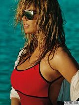 组图：抖奶超模凯特-阿普顿海岛泳装写真 湿身秀健美身材