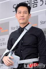 组图：全智贤优雅亮相 李政宰受伤不误捞金