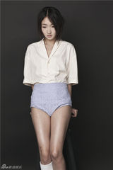 组图：周冬雨拍大片秀长腿 展露熟女魅惑