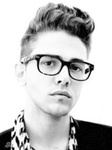 组图：多兰不哭！25岁天才帅哥导演闪耀戛纳