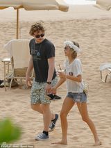 组图：艾玛-罗伯茨比基尼秀美腿 尽显夏日风情