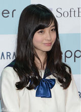 组图：上户彩身着短裙露美腿 夸赞智能机器人