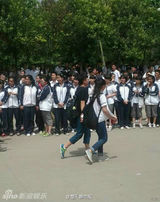 组图：交卷后终结地下情 高三情侣高调走出考场