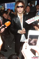 组图：YOSHIKI带女友来台开唱 粉丝扮X女郎接机